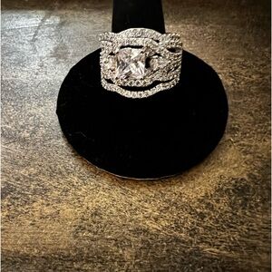 Absolutely beautiful Silvertone ring
